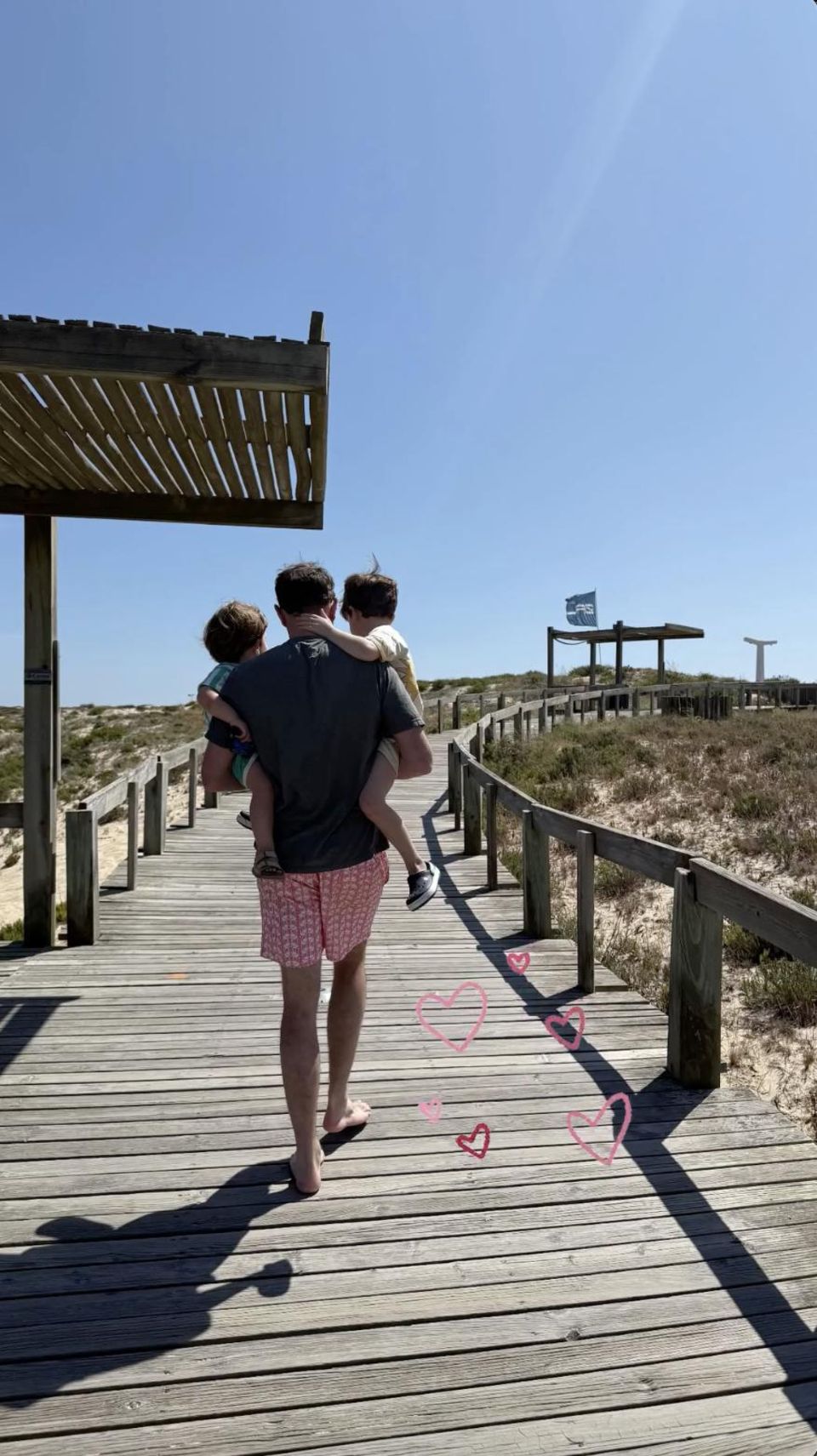 Ein Foto von Jack Brooksbank mit den gemeinsamen Söhnen zeigt, wie wohl sich die Familie im Süden Europas fühlt.