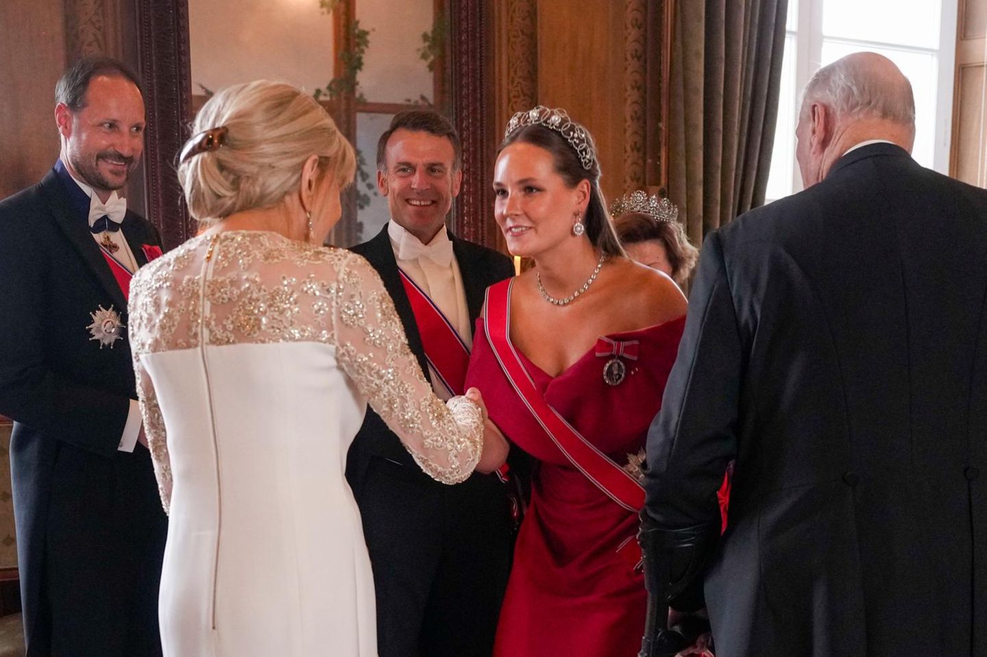 V.l.n.r.: Prinz Haakon, Brigitte Macron, Emmanuel Macron, Prinzessin Ingrid Alexandra und König Harald