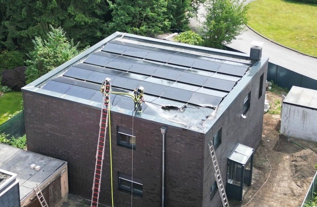 FW-BO: Brand einer Photovoltaik-Anlage in Bochum-Hiltrop