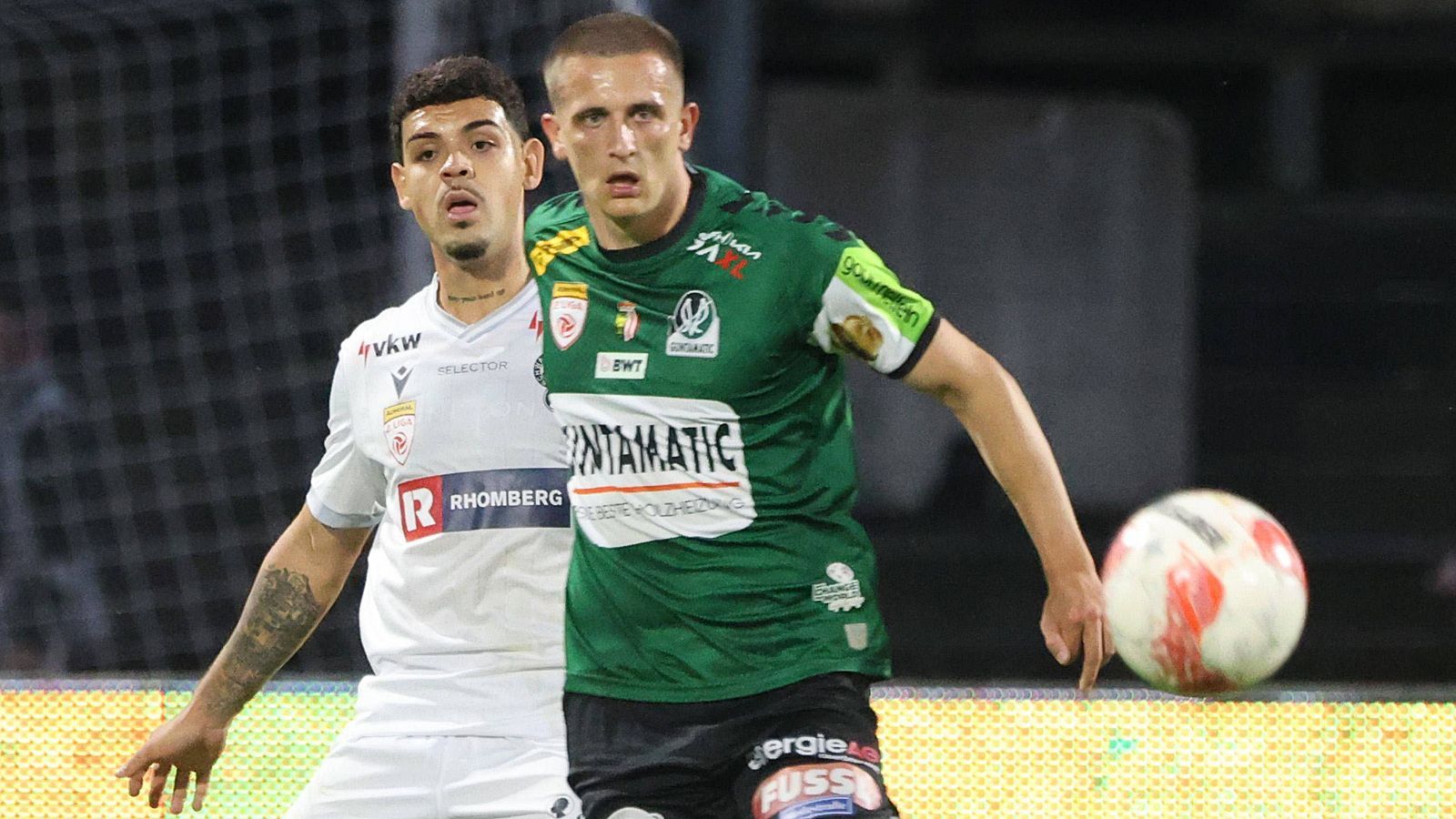 <strong>Wolfsberger AC zahlt Ablösesumme für Wohlmuth in Pellets</strong><br>Der österreichische Klub Wolfsberger AC hat im Rahmen der Verpflichtung von Fabian Wohlmuth (re.) einen kuriosen Bonus zur ausgehandelten Transfersumme geliefert. Laut der Zeitung "Krone" gab es vonseiten der Wolfsberger eine LKW-Lieferung Holzpellets zusätzlich zur kolportierten Ablösesumme von 500.000 Euro an Wohlmuths Klub SV Ried. Der Hintergrund ...