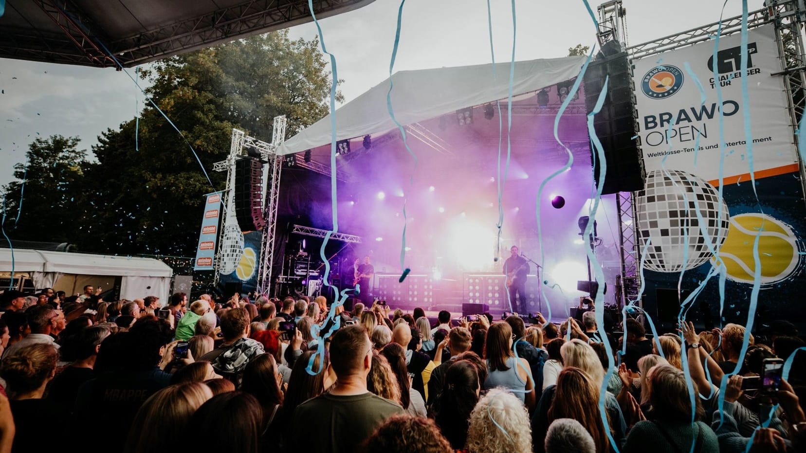 Profitennis trifft auf Festivalstimmung: Beim ATP Challenger Brawo Open messen sich tagsüber Tennisprofis auf dem Platz, während abends Musiker für Stimmung sorgen.