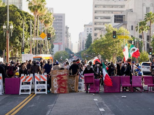 People demonstrate during a protest against federal immigration sweeps in downtown Los Angeles, California, U.S., June 8, 2025. REUTERS/David Ryder