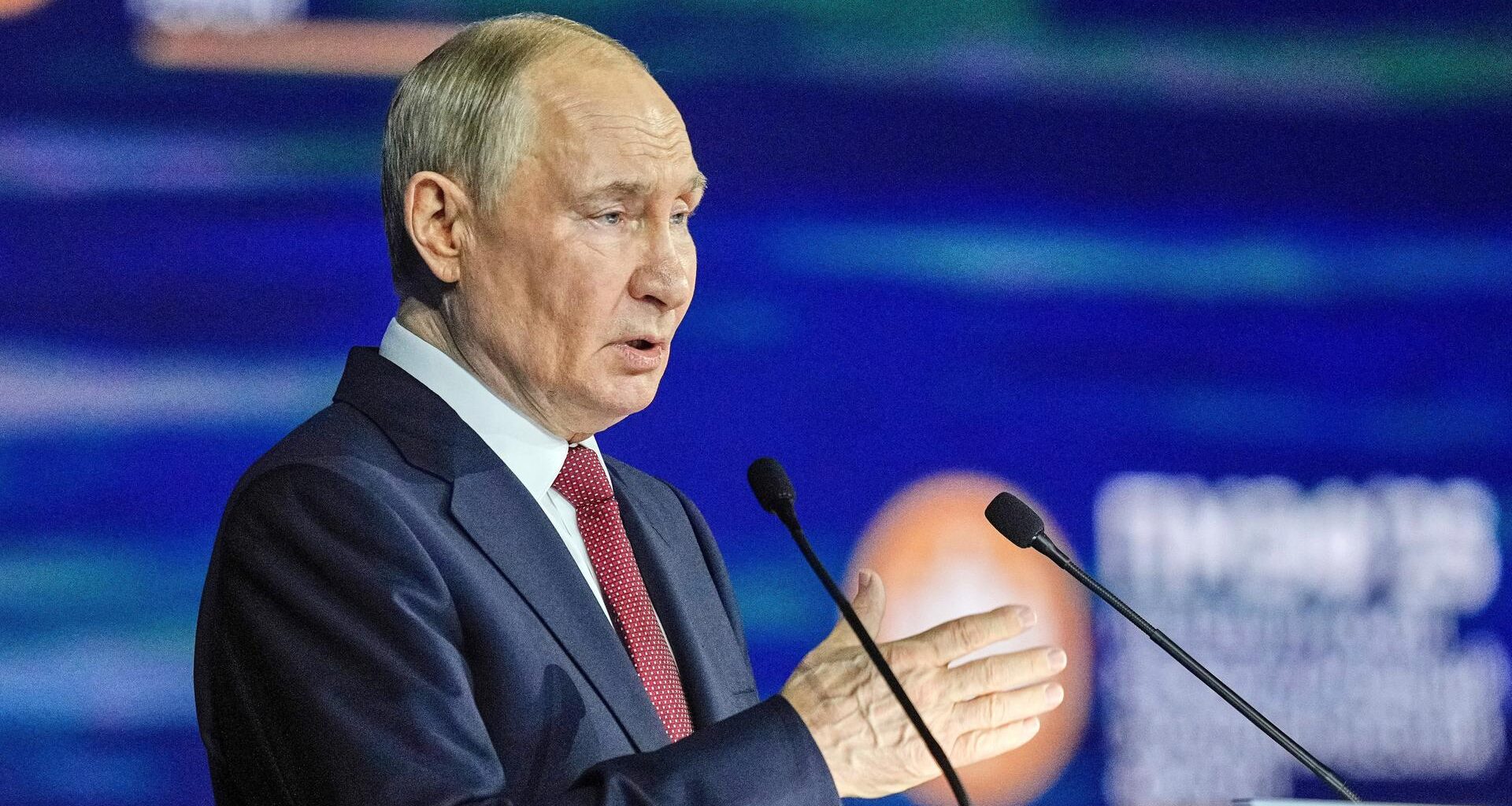 Der russische Präsident Wladimir Putin hält eine Rede beim Internationalen Wirtschaftsforum in St. Petersburg. Er spricht in ein Mikrofon und gestikuliert mit der Hand.