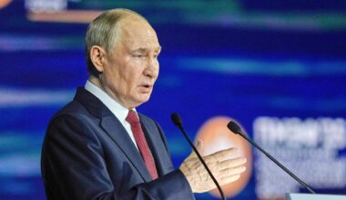 Der russische Präsident Wladimir Putin hält eine Rede beim Internationalen Wirtschaftsforum in St. Petersburg. Er spricht in ein Mikrofon und gestikuliert mit der Hand.
