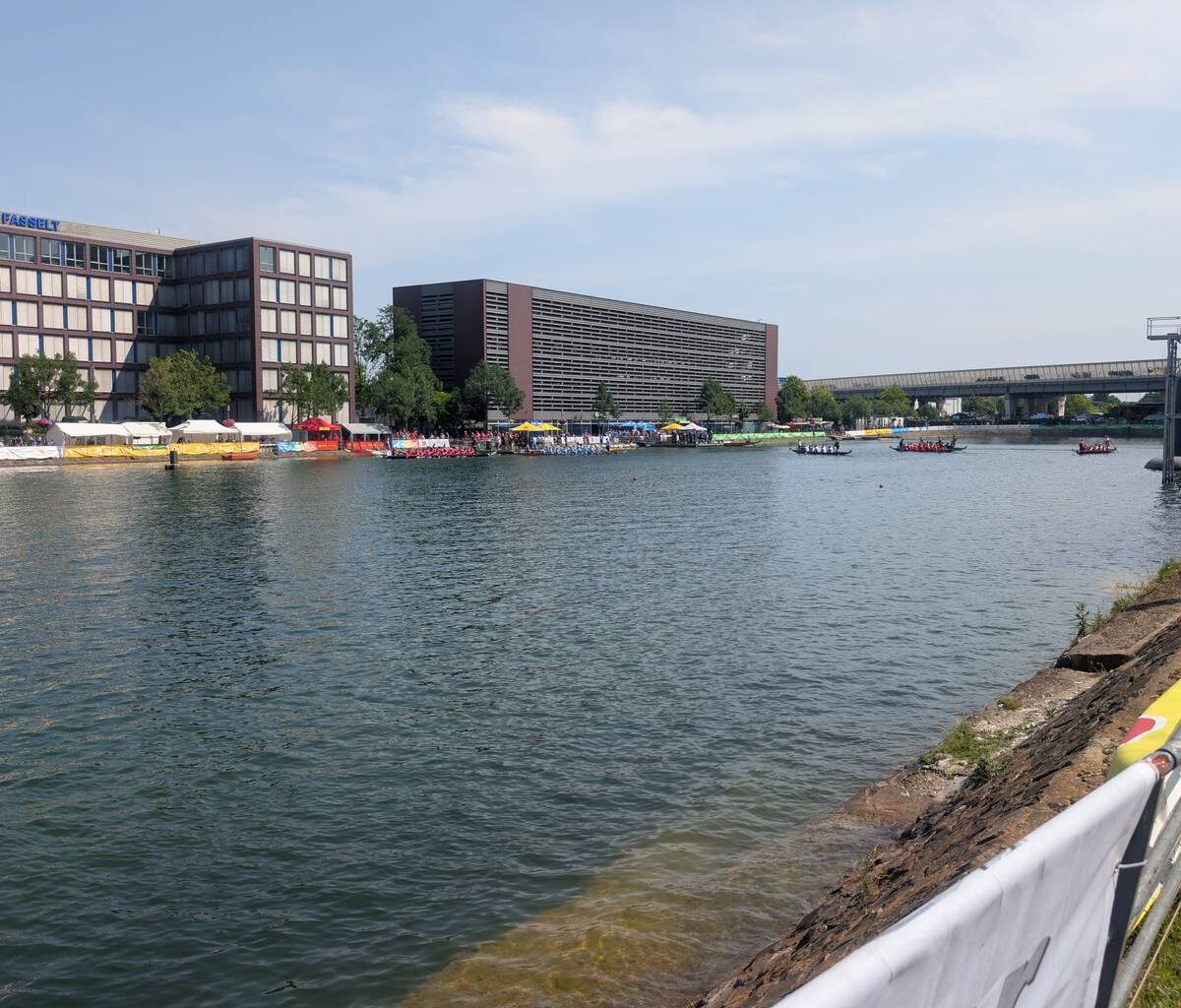 Wasserbühne-Transport legt Duisburger Innenhafen lahm