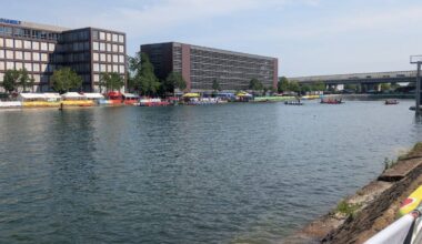 Wasserbühne-Transport legt Duisburger Innenhafen lahm