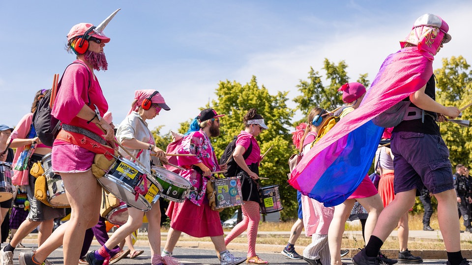 Demo für Vielfalt und Akzeptanz: 1.500 Menschen bei "Queer Pride" in Dresden