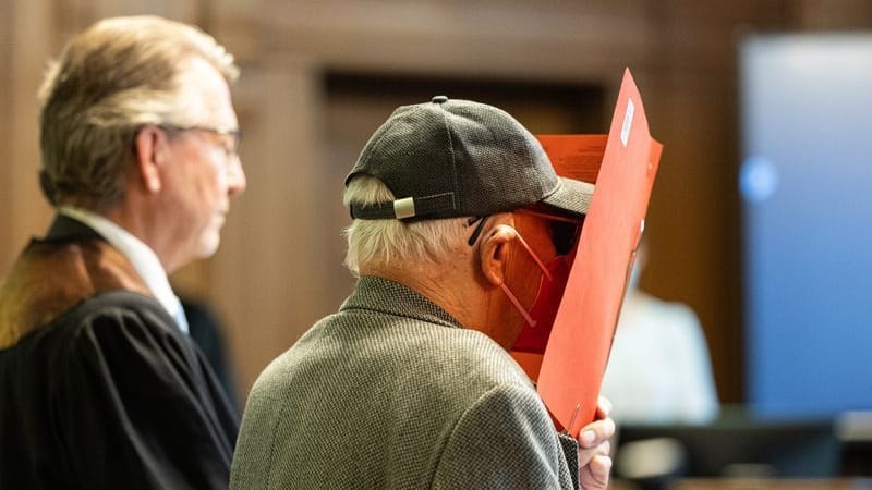 urn:newsml:dpa.com:20090101:250618-911-007832Der Angeklagte (r) steht vor Beginn des Prozesses mit seinem Anwalt Thomas Scheferling in einem Gerichtssaal. Nach einem Unfall mit zwei Toten auf der Leipziger Straße in Berlin-Mitte steht mit dem 84-Jährigen der mutmaßliche Verursacher vor Gericht. Die Anklage lautet unter anderem auf fahrlässige Tötung. (zu dpa: «Mutter und Kind überfahren - zwei Jahre auf Bewährung»)