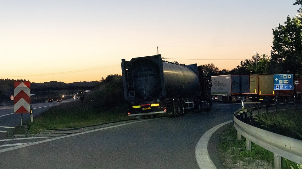 Autobahnpolizei Dresden: "Das Parken in der Auffahrt ist ein Riesenproblem"