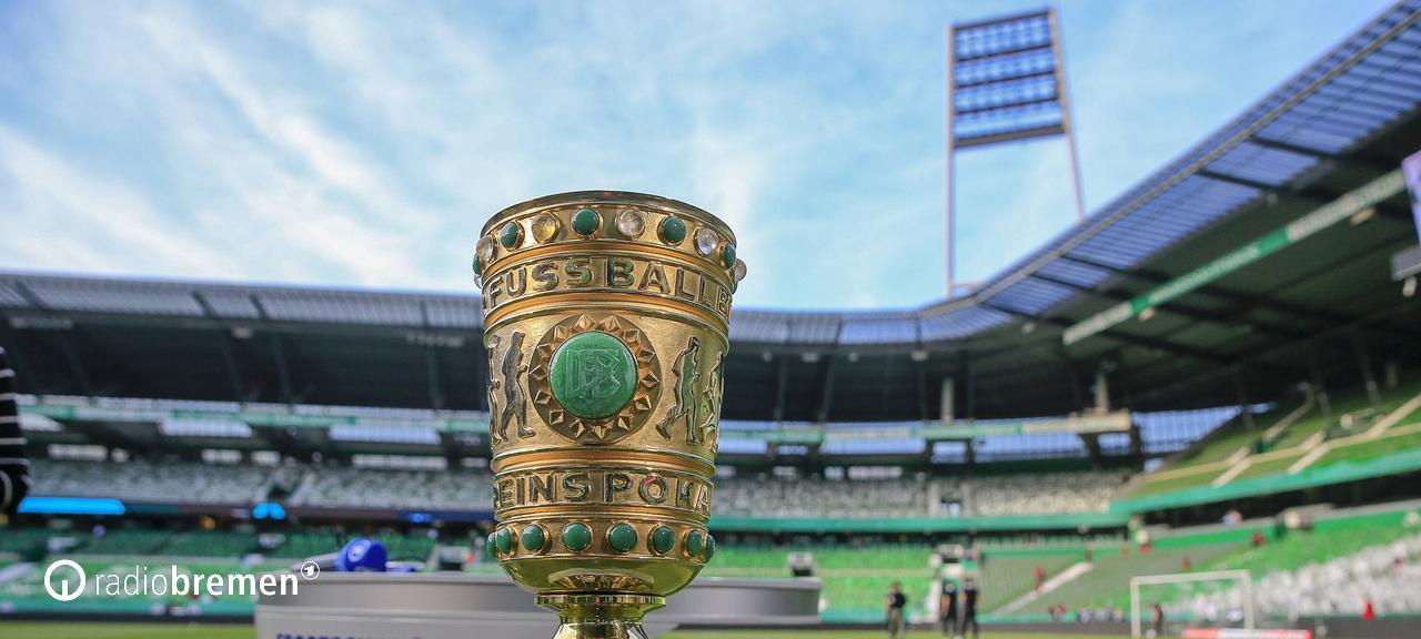 Der DFB-Pokal steht auf einem Podest im Weser-Stadion.