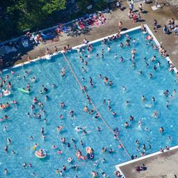 Archivbild: Kinder und Erwachsene baden und sonnen sich im Sommerbad Mariendorf. (Quelle: dpa/Fischer)