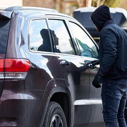 Symbolbild: Autodieb beim Stehlen von einem Auto. (Quelle: dpa/Kneschke)