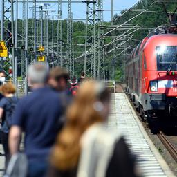 Reisende warten auf dem Bahnhof Potsdam-Sanssouci auf den in Richtung Frankfurt (Oder) fahrenden Regionalzug. (Quelle: dpa/Soeren Stache)