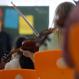 Symbolbild: Ein Musikunterricht. (Quelle: dpa/Robert Michael)
