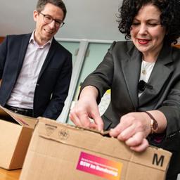 Amira Mohamed Ali (BSW, vorn), Co-Parteivorsitzende, gibt die Unterlagen für den Wahleinspruch des BSW für die Bundestagswahl im Paul-Löbe-Haus im Sekretariat des Ausschuss für Wahlprüfung, Immunität und Geschäftsordnung ab. Mehr als 800 Einsprüche gegen die Bundestagswahl vom 23. Februar sind bereits eingegangen. (Quelle: dpa/Sommer)