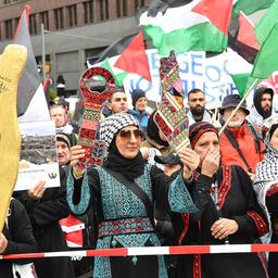 Demonstrierende stehen bei einer Propalästinensischen Demonstration auf dem Potsdamer Platz in Berlin. (Quelle: Dpa)