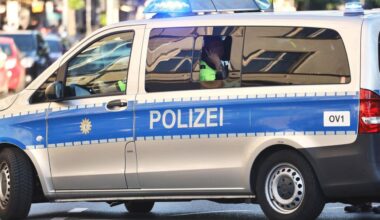 Berlin: Verfolgungsjagd in Berlin: Fahrer rammt zwei Polizeiautos