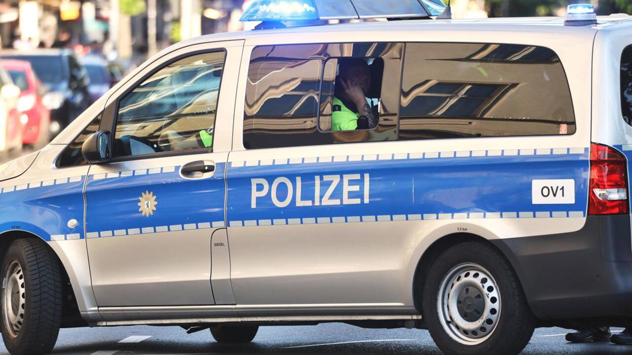 Berlin: Verfolgungsjagd in Berlin: Fahrer rammt zwei Polizeiautos