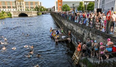 Berlin: Gegen Badeverbot: 300 Teilnehmer bei Protest-Schwimmen an Berliner Museumsinsel