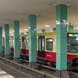 Eine S-Bahn steht an einer Haltestelle. (Quelle: dpa/Paul Zinken)