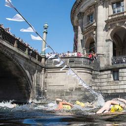 Archiv: Teilnehmerinnen am "Berliner Flussbad Pokal" schwimmen an der Museumsinsel 2016 in der Spree. (Bild: dpa/ Paul Zinken)