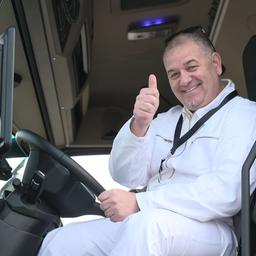 Neuer Weltrekord: Marko Hellgrewe aus Werneuchen ist am Mittwoch mit seinem Elektro-Lkw 124,7 Kilometer rückwärtsgefahren. (Quelle: MDR)