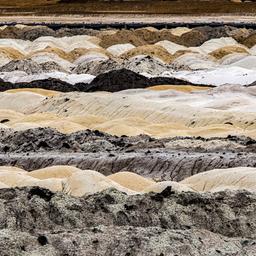 Erdhügel in verschiedenen Farben sind im Tagebau Welzow-Süd aufgeschichtet. (imago-images/Blickwinkel)