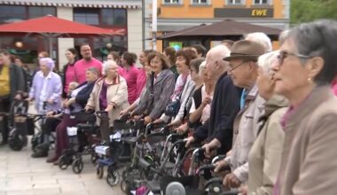 Brandenburg: 59 Menschen bilden Rollatorenkette in Eberswalde - und stellen Weltrekord auf