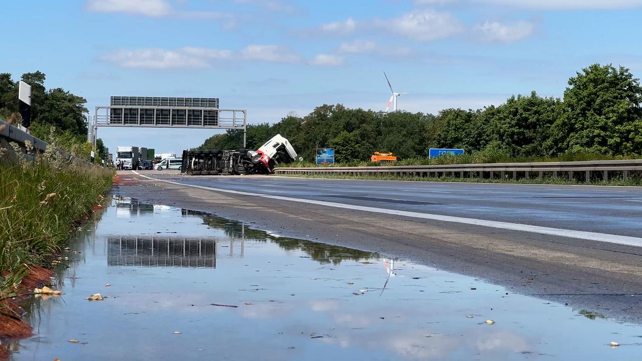 Brandenburg: A2 Richtung Berlin weiter gesperrt : Tanklaster verliert 24.000 Liter Speiseöl