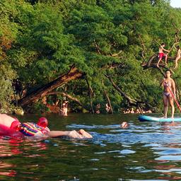 Symbolbild: Menschen beim Baden im Schlachtensee. (Quelle: IMAGO/Frank Sorge)