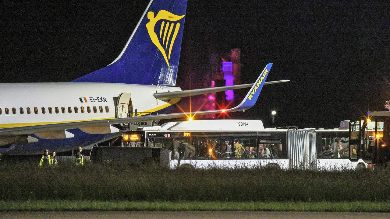 Berlin: Ryanair-Flugzeug aus Berlin muss in Bayern notlanden - neun Verletzte