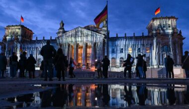 Berlin: 30 Jahre nach Kunstaktion von Christo und Jeanne-Claude: Reichstagsgebäude wird per Lichtprojektion erneut "verhüllt"