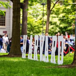 28.05.2025, USA, Cambridge: Ein Blick auf Harvard Yard, während sich die Harvard University auf die Abschlussfeier 2025 vorbereitet.(Quelle:dpa/ZUMA Press Wire/N.Czarnecki)