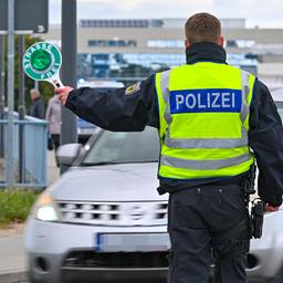 Symbolbild: Die Bundespolizei kontrolliert den Einreiseverkehr am deutsch-polnischen Grenzübergang Stadtbrücke zwischen Frankfurt (Oder) und Slubice am 17.10.2023. (QUelle: picture alliance/dpa/Patrick Pleul)