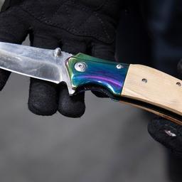 Ein Polizist zeigt ein sichergestelltes Messer. (Quelle: dpa/Paul Zinken)
