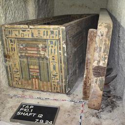 Die ineinander gesetzten Särge der Idy in einer Grabkammer (undatierte Aufnahme). Ein internationales Forscherteam hat in der Stadt Assiut in Ägypten das Grab einer altägyptischen Priesterin entdeckt am 10.10.2024.(Quelle: picture alliance/dpa/The Asyut Project/Susen Döbel)