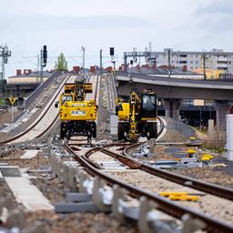 Archivbild:Baufahrzeuge stehen in der Nähe vom Hauptbahnhof auf den Gleisen auf der Baustelle der S21-Bahnstrecke am 05.04.2024.(Quelle:picture alliance/dpa/M.Skolimowska) 