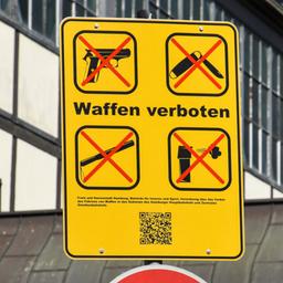 Symbolbild: Schild mit Piktogrammen und der Aufschrift "Waffen verboten", vor einem Hauptbahnhof. (Quelle: dpa/sulupress)