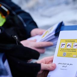 Polizeibeamte klären über die neuen Messerverbotszonen in Berlin mit einem Flyer auf (Quelle: dpa/Annette Riedl).