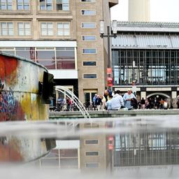 Eine Regenwasserpfütze steht auf dem Berliner Alexanderplatz neben dem Brunnen (Quelle: picture alliance/dpa/Alina Schmidt)