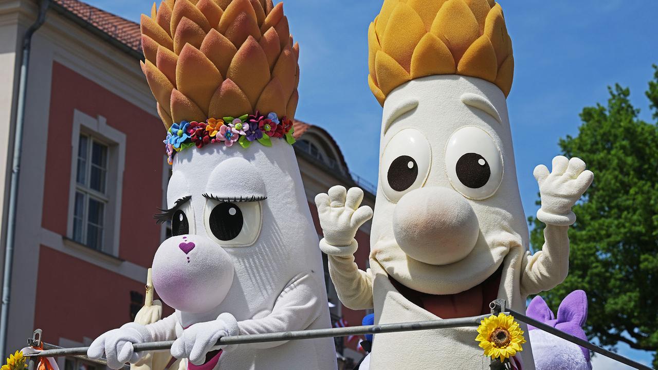 Brandenburg: Besucherplus: 60.000 Menschen essen in Beelitz Spargel - und feiern