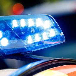 Das eingeschaltete Blaulicht ist am 12.06.2025 in München (Bayern) auf einem Einsatzfahrzeug von einem Rettungsdienst zu sehen.