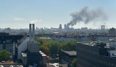 Berlin: Weit sichtbare Rauchwolke: Feuer in Hochhaus in Berlin-Tiergarten ausgebrochen