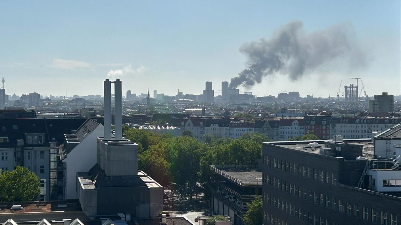 Berlin: Weit sichtbare Rauchwolke: Feuer in Hochhaus in Berlin-Tiergarten ausgebrochen