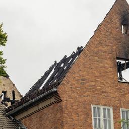 06.08.2023, Brandenburg, Potsdam: Verkohlte Holzbalken sind am Seitenflügel zu sehen. Im ehemaligen Landtagsgebäude am Brauhausberg in Potsdam brannte der Dachstuhl. (Quelle: dpa/Georg Moritz)