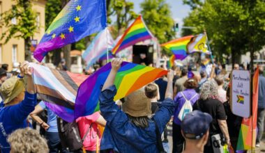 Brandenburg: Indie-Musik und Vielfalt: Friedlicher CSD mit rund 1.300 Besuchern in Rheinsberg