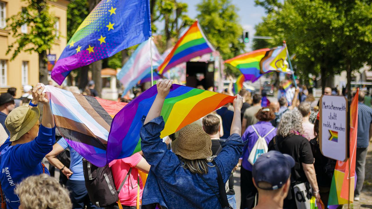 Brandenburg: Indie-Musik und Vielfalt: Friedlicher CSD mit rund 1.300 Besuchern in Rheinsberg