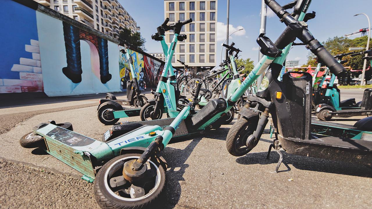 Berlin Brandenburg: Neuer Gesetzentwurf: Verkehrsminister plant das Parken von E-Scootern einzuschränken