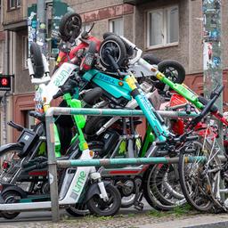 Haufen von E-Scootern verschiedener Marken am 27.08.2023 in Berlin-Mitte. (Quelle: Picture Alliance/Daniel Kalker)