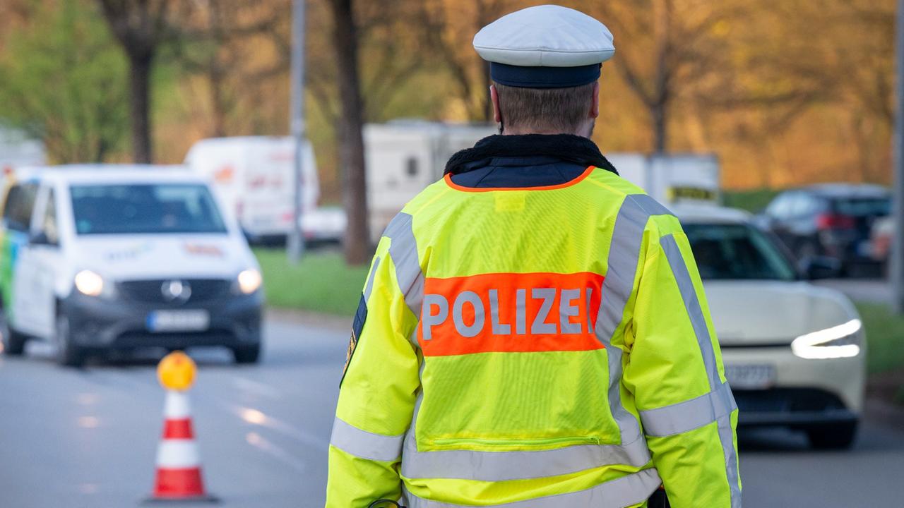 Berlin: Berlin-Schöneberg: Pistole mit Munition bei Verkehrskontrolle gefunden